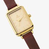 Close-up van de beige wijzerplaat van de AYAMAE Amara Mini vintage leather watch