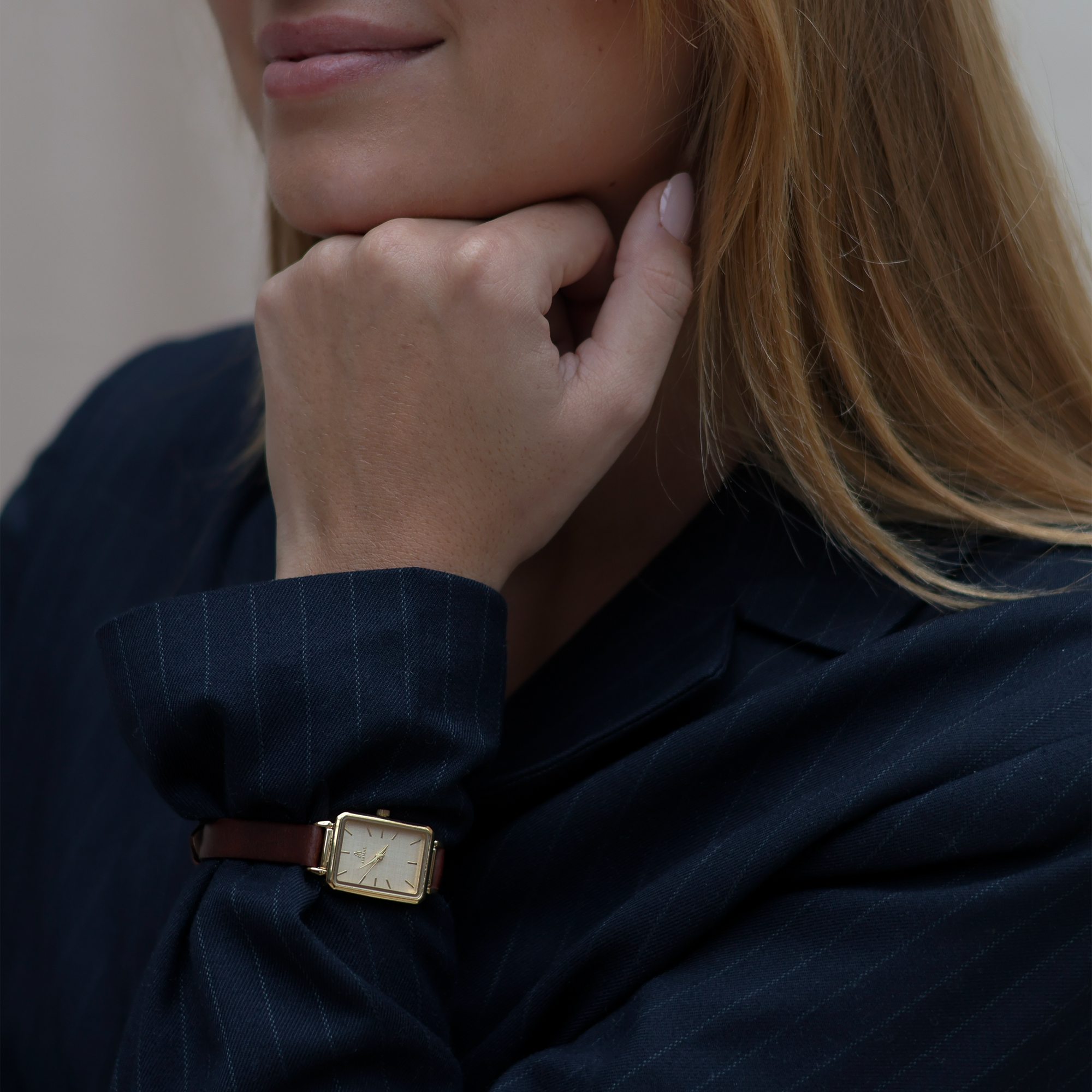 AYAMAE Amara Mini vintage leather dameshorloge gestyled met blauwe blazer in elegante lifestyle setting waarbij outfit zichtbaar is