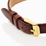 Detail van de bruine leren band van de AYAMAE Amara Mini vintage dameshorloge