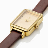 AYAMAE Amara Mini vintage leren dameshorloge goud met beige wijzerplaat schuin gefotografeerd