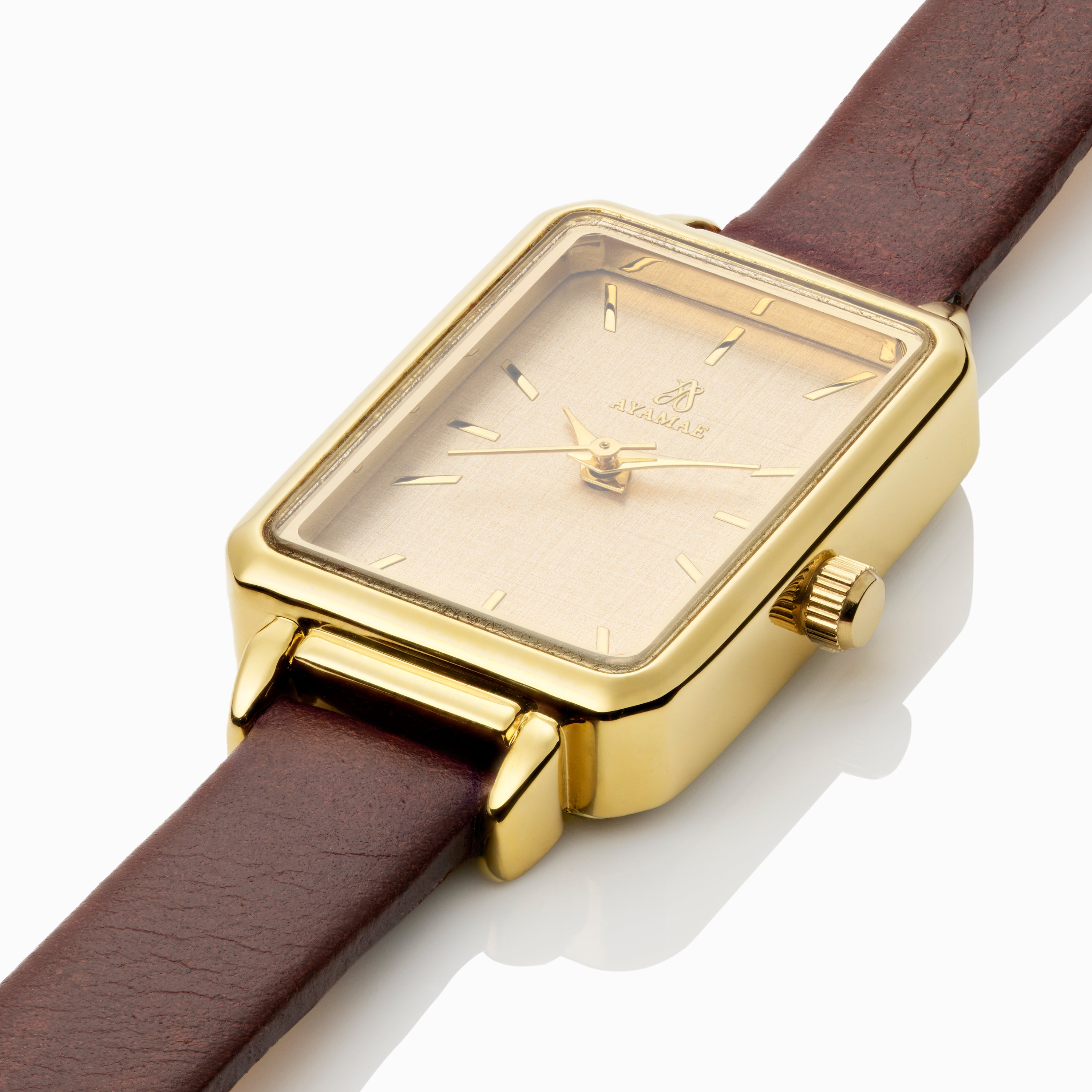 AYAMAE Amara Mini vintage leren dameshorloge goud met beige wijzerplaat schuin gefotografeerd