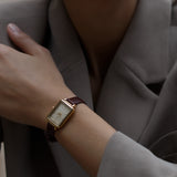 AYAMAE Amara Mini vintage leather dameshorloge gedragen om de pols lifestyle foto