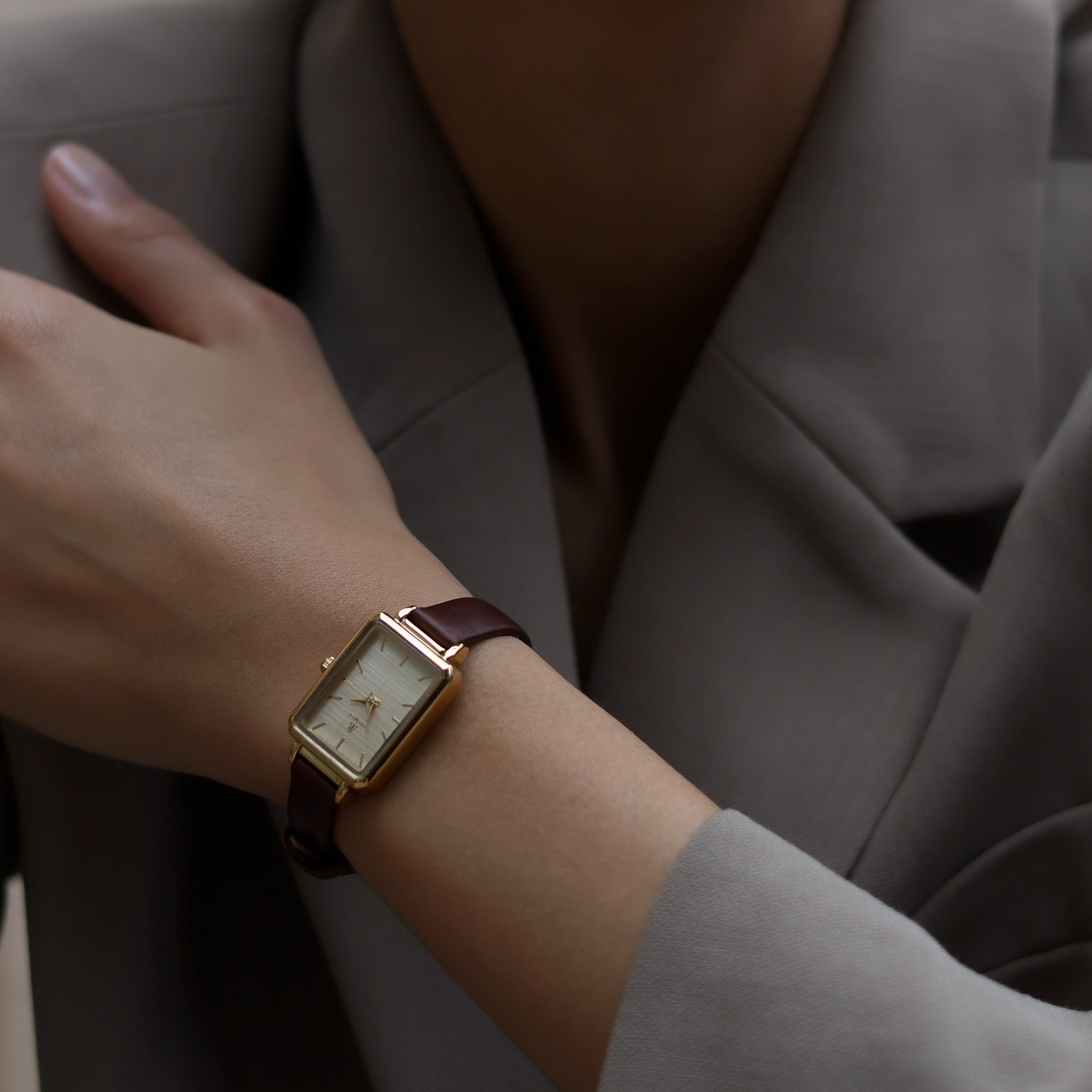 AYAMAE Amara Mini vintage leather dameshorloge gedragen om de pols lifestyle foto